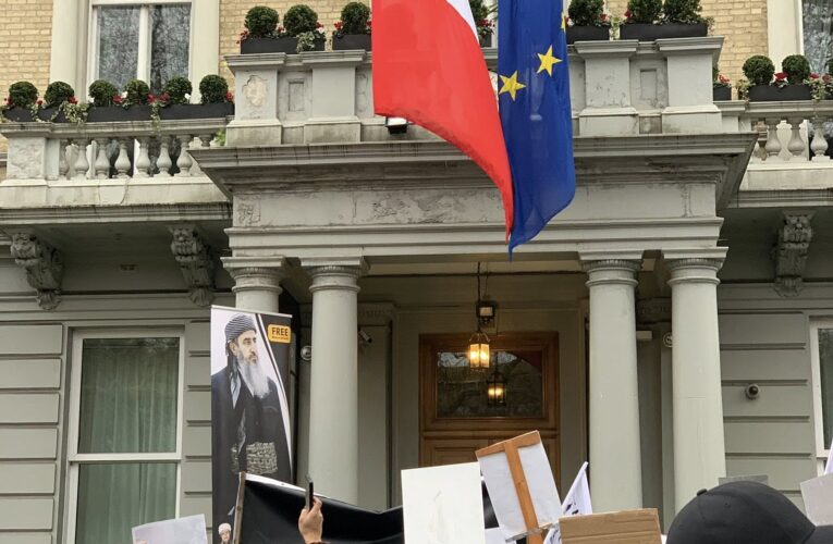 Kurds in the UK Protested Outside Italian Embassy Over Treatment of Mullah Krekar